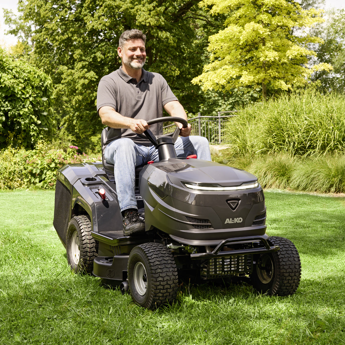 AL-KO Easy 13-86.6 M-A Petrol Rear Collect Lawn Tractor 86cm