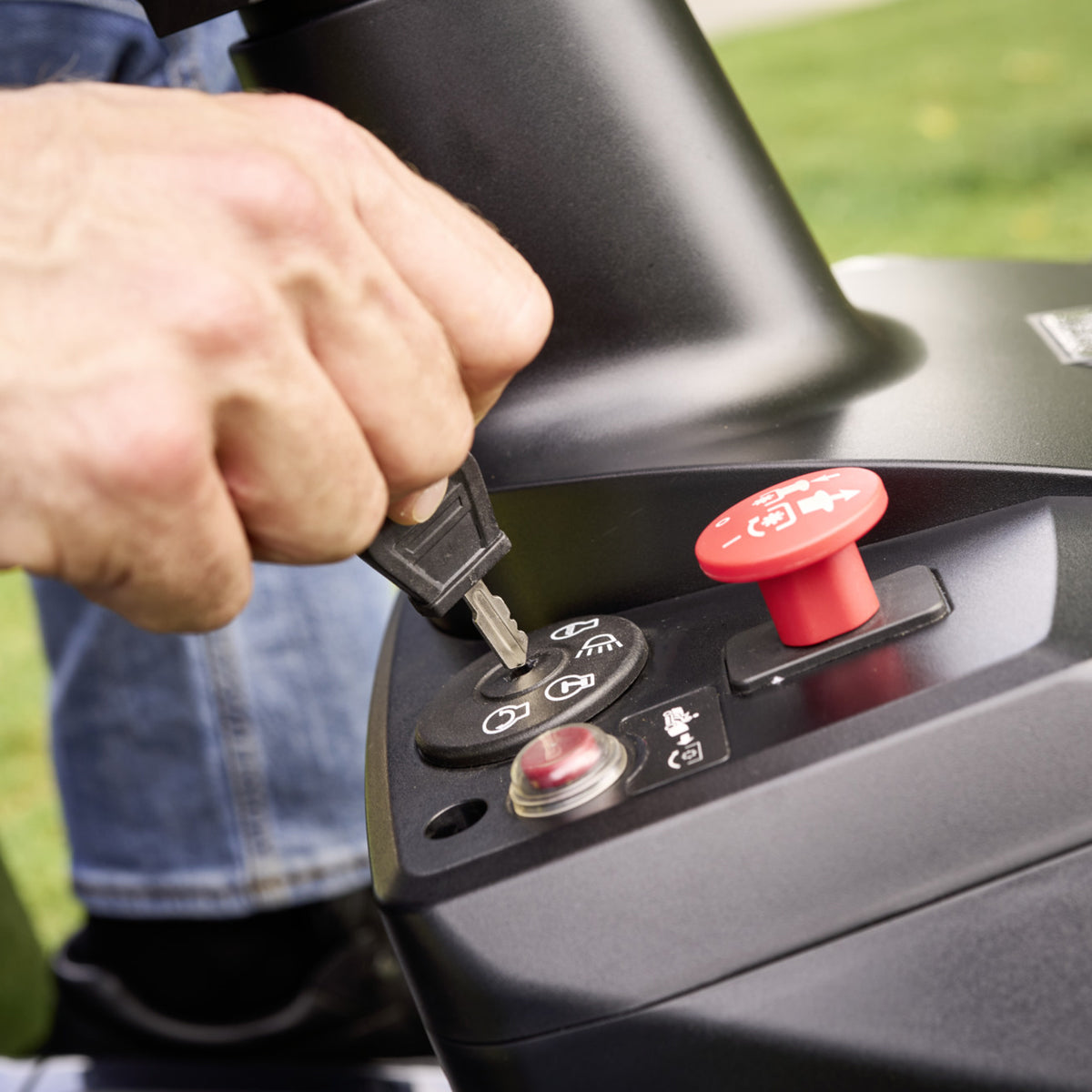 AL-KO Easy 13-86.6 M-A Petrol Rear Collect Lawn Tractor 86cm